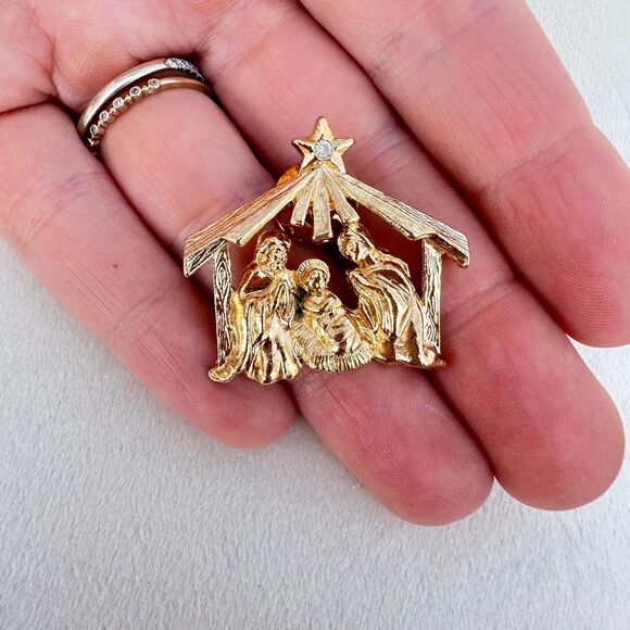 Vintage Jewelry Gold Tone Nativity Brooch Christmas Religious Pin - Picture 1 of 2